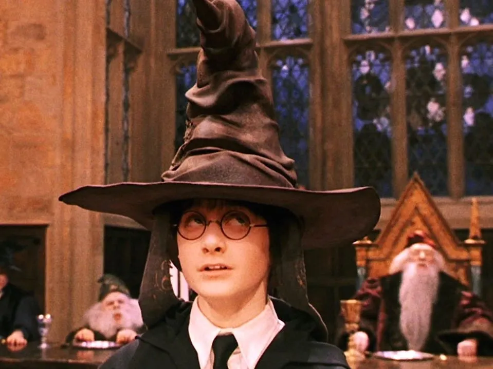 Vì sao Harry Potter lại được chiếc nón phân loại đánh giá là thích hợp ở nhà Gryffindor lẫn Slytherin?